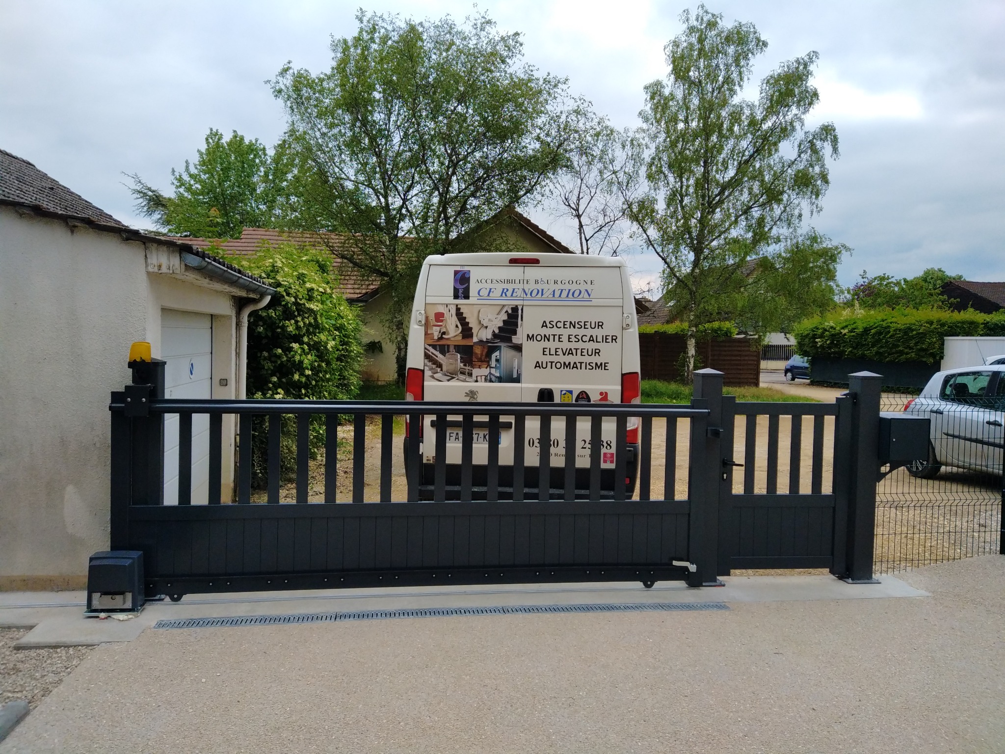 Portail coulissant automatique installé par CF RÉNOVATION